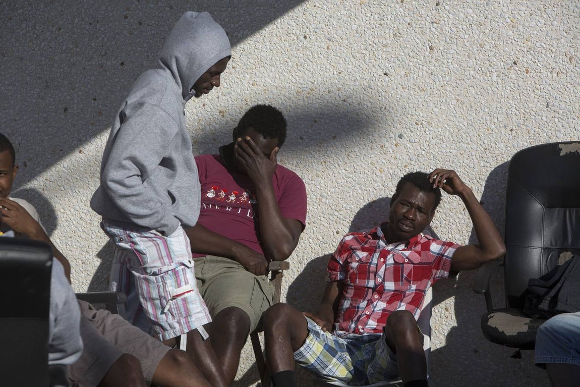 FOTOS: Inmigrantes, abandonados en El Puerto por la saturación de centros de acogida