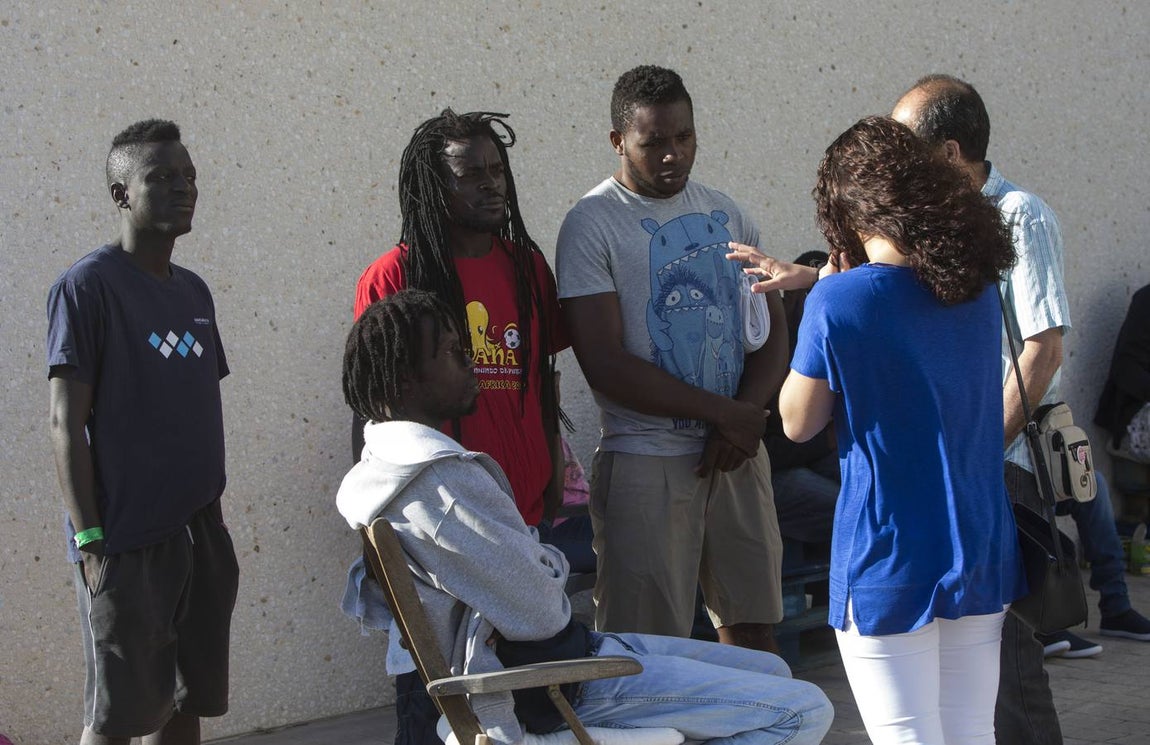 FOTOS: Inmigrantes, abandonados en El Puerto por la saturación de centros de acogida