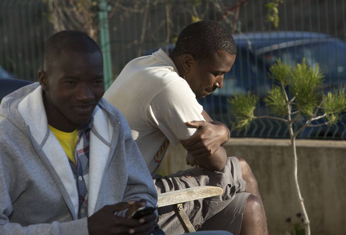 FOTOS: Inmigrantes, abandonados en El Puerto por la saturación de centros de acogida