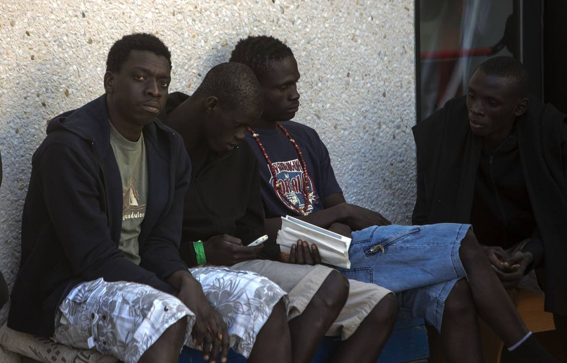 FOTOS: Inmigrantes, abandonados en El Puerto por la saturación de centros de acogida