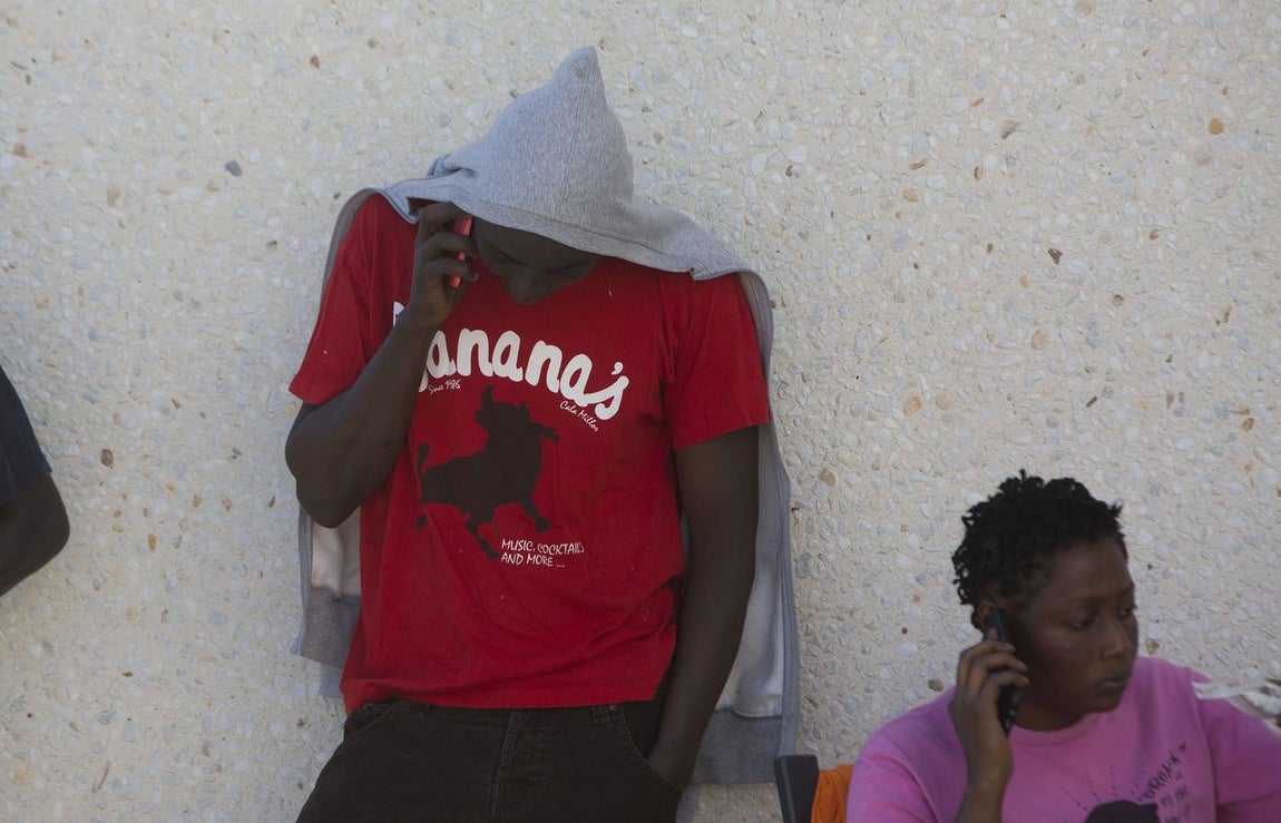 FOTOS: Inmigrantes, abandonados en El Puerto por la saturación de centros de acogida