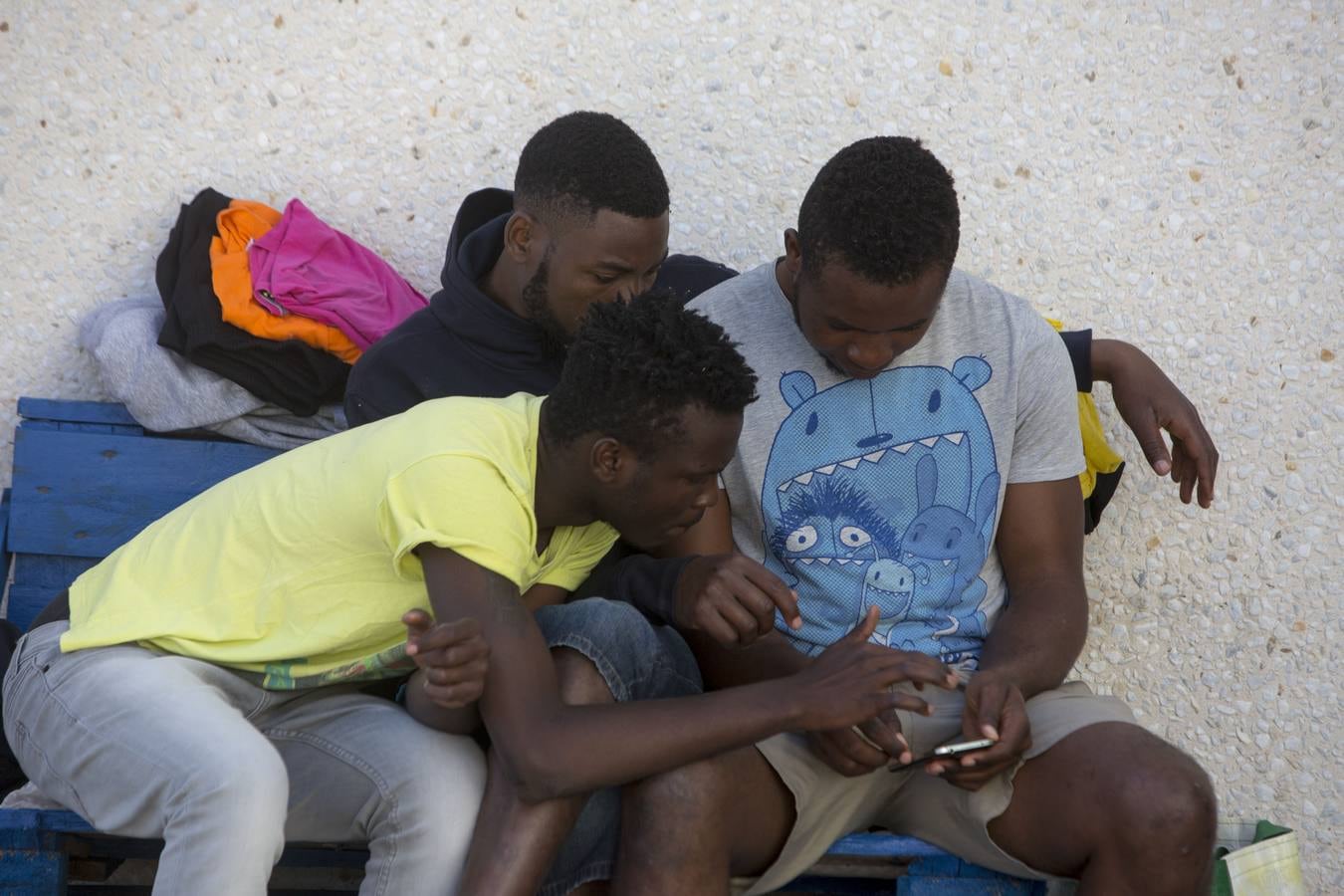 FOTOS: Inmigrantes, abandonados en El Puerto por la saturación de centros de acogida