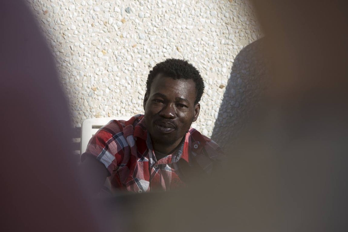 FOTOS: Inmigrantes, abandonados en El Puerto por la saturación de centros de acogida