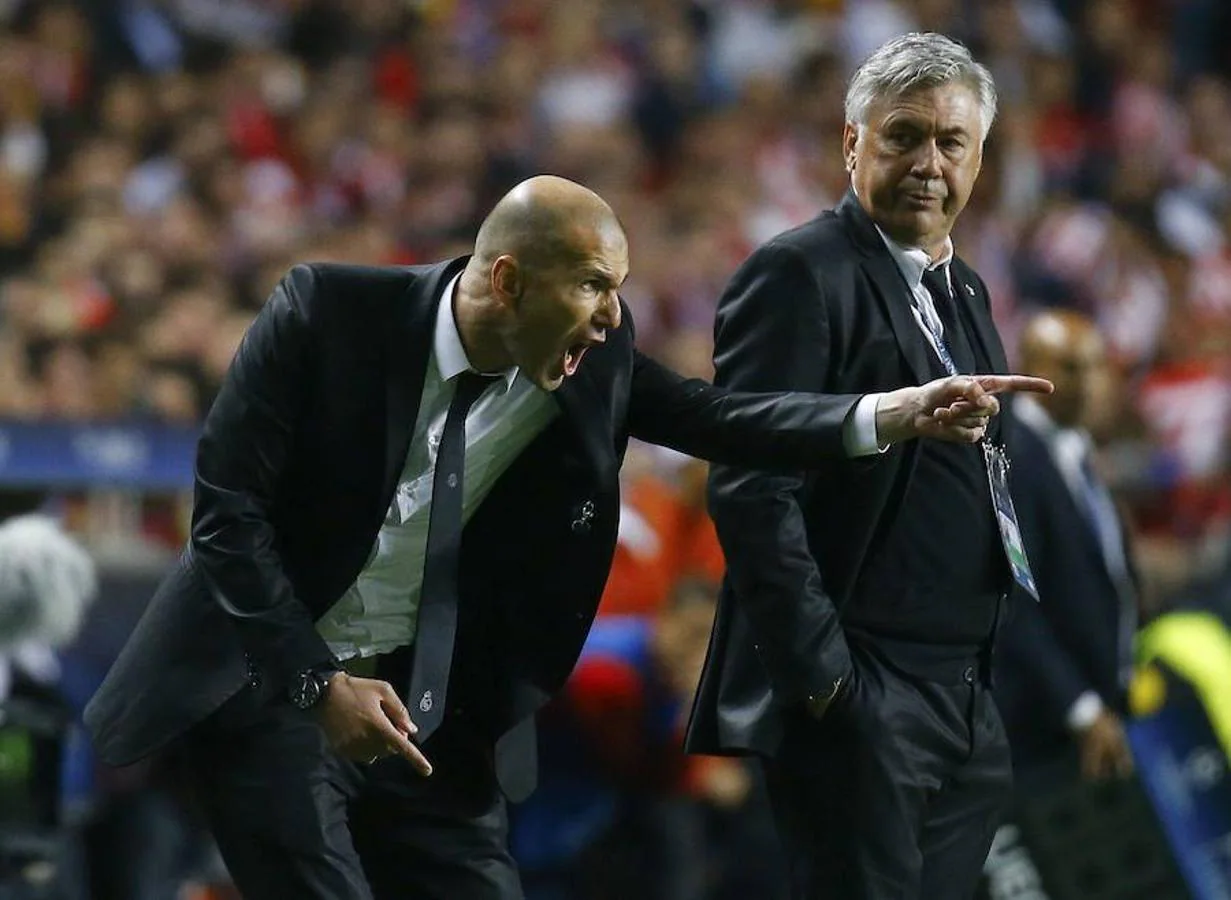 Tras colaborar con Mourinho, Zidane se convirtió en segundo entrenador con Carlo Ancelotti. Muy famosa fue esta foto del francés dando órdenes desde la banda del estadio Da Luz en 2014, cuando el Madrid consiguió la Décima Copa de Europa. Era la primera temporada de ambos en el banquillo blanco. 