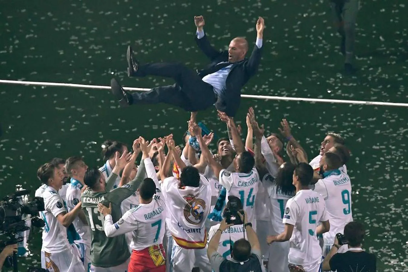 Zidane, manteado por los jugadores en la celebración de la 13ª Copa de Europa festejada en el Santiago Bernabéu. 