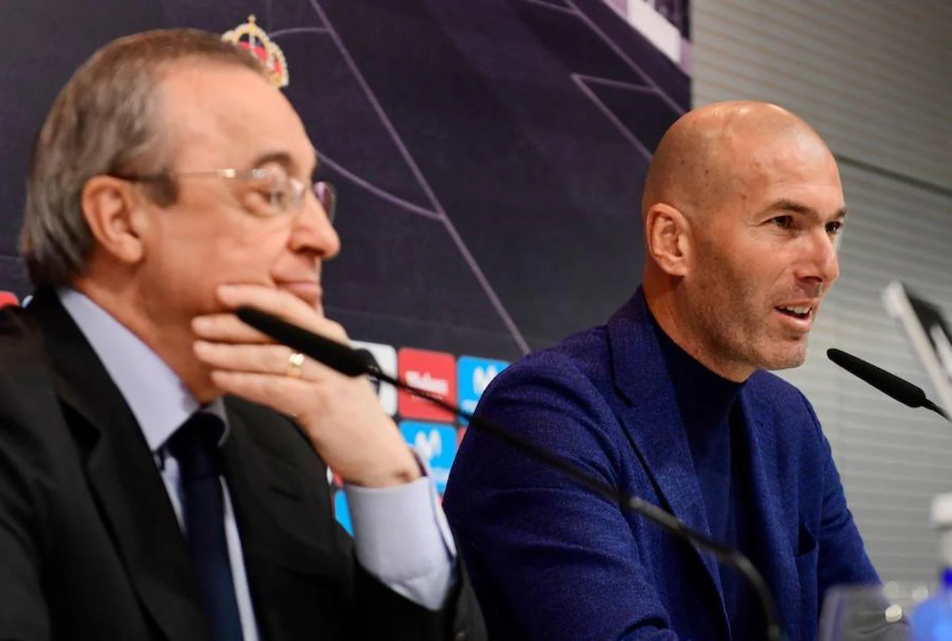 Zidane, en la rueda de prensa con Florentino Pérez para comunicar su marcha, anunciada por sorpresa el 31 de mayo de 2018. 