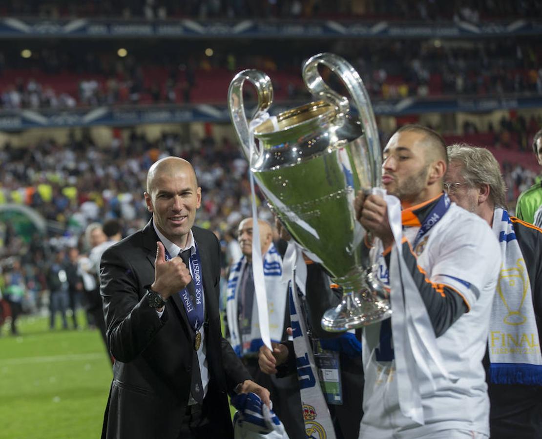Zidane celebra junto a Benzema la consecución de la Décima Copa de Europa. 