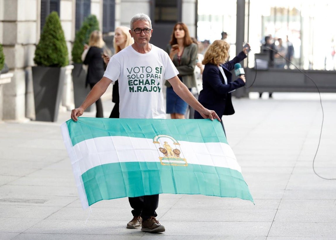 Diego Cañamero, diputado de Podemos, a su llegada al Congreso para el debate de la moción de censura presentada por el PSOE. 
