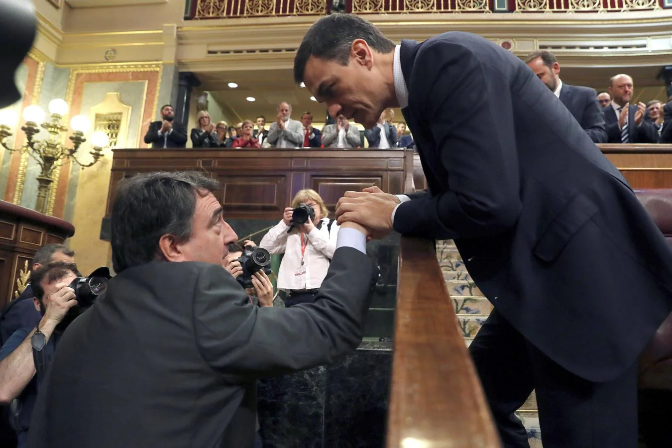 Pedro Sánchez (derecha) saluda al portavoz del PNV, Aitor Esteban, que ayer a última hora hizo público su apoto al socialista en la moción de censura. 