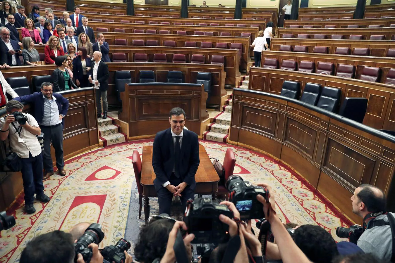 El líder socialista, que posa para los medios de comunicación, se convierte en el séptimo presidente de la democracia con 180 votos con el apoyo de Unidos Podemos, PNV, PDeCat, ERC, Bildu y NC. 
