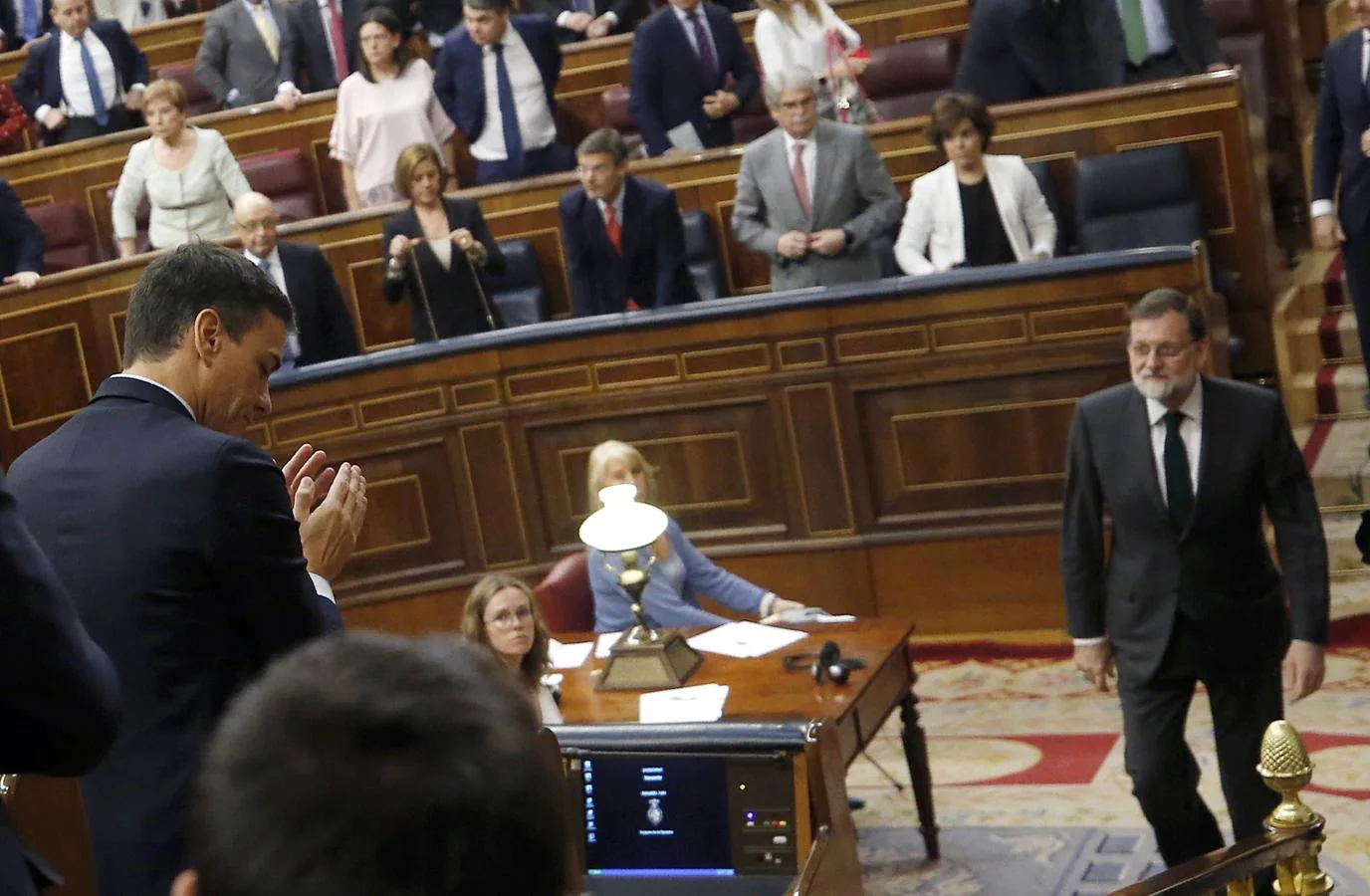 El secretario general del PSOE Pedro Sánchez, espera la llegada del presidente del gobierno Mariano Rajoy, en el Congreso. 