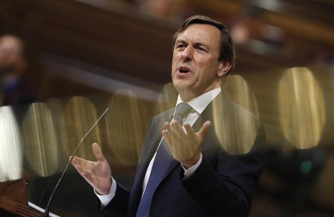 El portavoz parlamentario del PP, Rafael Hernando durante su intervención en la segunda jornada de la moción de censura. 