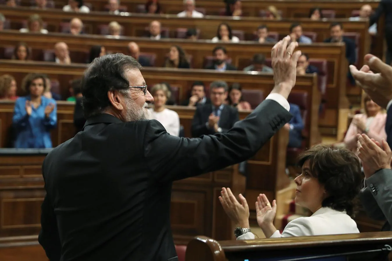 Rajoy, saluda tras intervenir ante el pleno del hemiciclo del Congreso en el debate de la moción de censura. 
