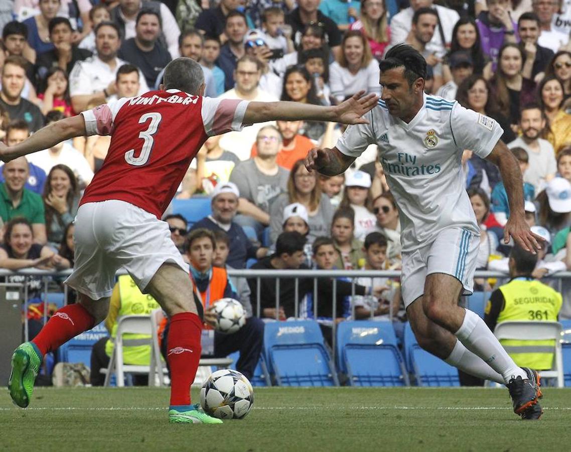 Figo trata de robar un balón durante el partido. 