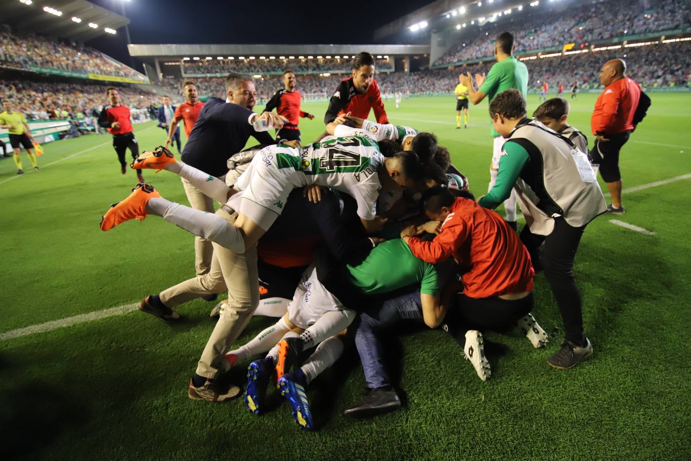 En imágenes, la celebración de la permanencia del Córdoba CF sobre el césped