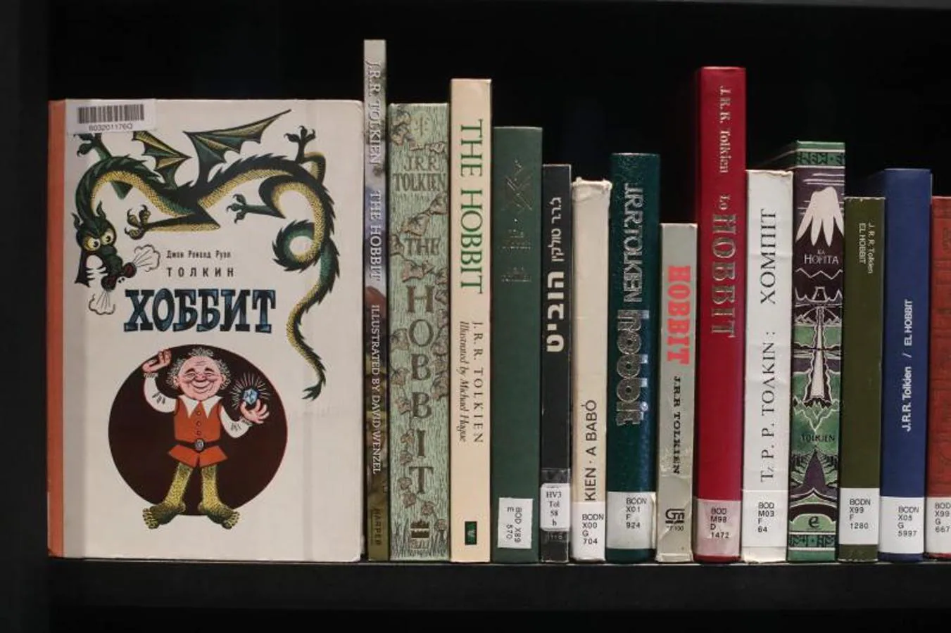 Varias ediciones de «El Hobbit» escritas en distintos idiomas