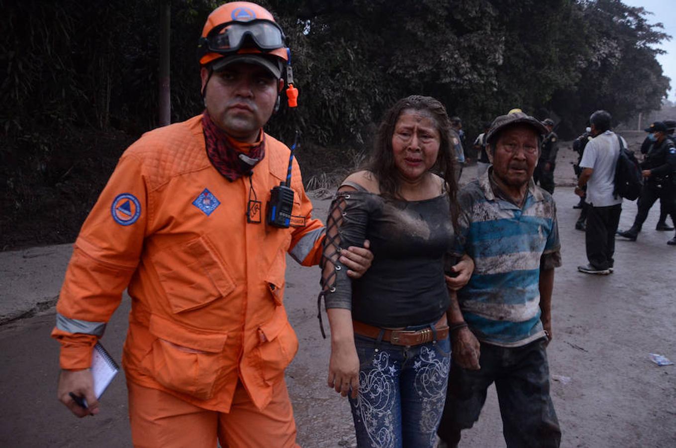 García dijo que la aldea El Rodeo, en el departamento sureño de Escuintla, prácticamente quedó soterrada por la avalancha que descendió del cono volcánico y que el panorama es «bastante delicado» porque la lava no deja entrar.. 