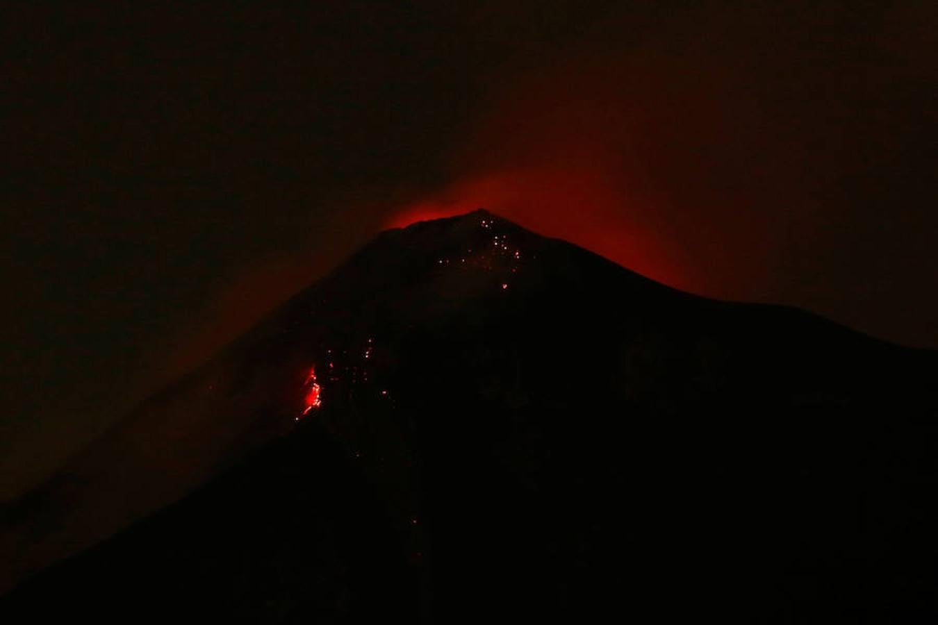 La ceniza que lanzó el coloso alcanzó los 10.000 metros de altura sobre el nivel del mar y, según el Instituto Nacional de Sismología, Vulcanología, Meteorología e Hidrología (Insivumeh), esta erupción, la segunda en 2018 del volcán de Fuego, es la mayor de los últimos años. Al menos 25 personas fallecieron, 20 resultaron heridas y 1,7 millones se vieron afectadas por la erupción del volcán de Fuego.. 