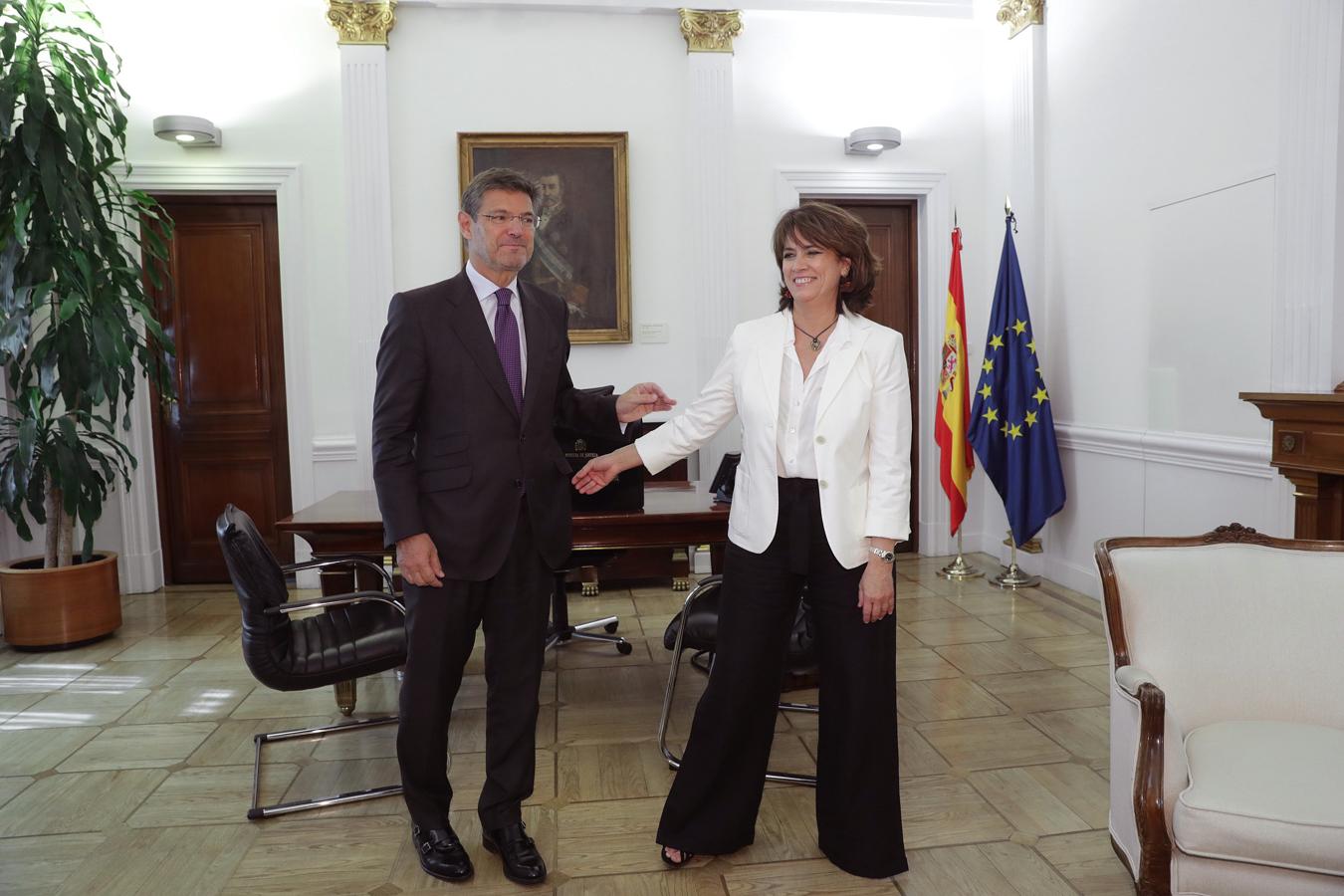 Dolores Delgado posa junto a Rafael Catalá en el Ministerio de Justicia. 