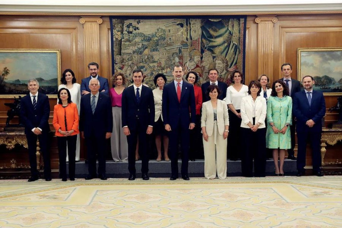 Foto de familia del Rey, Pedro Sánchez, y las nuevas ministras y ministros. 