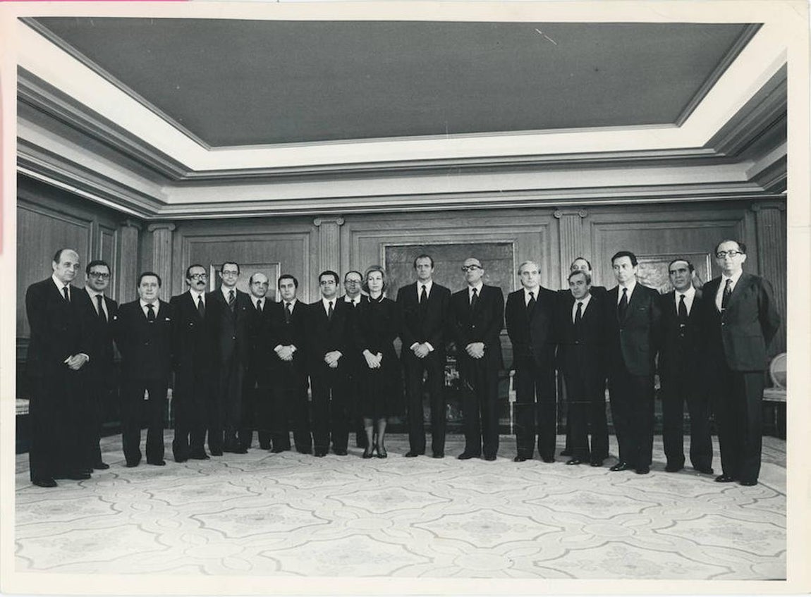 Leopoldo Calvo-Sotelo y sus ministros, con los Reyes Don Juan Carlos y Doña Sofía tras jurar sus cargos. 