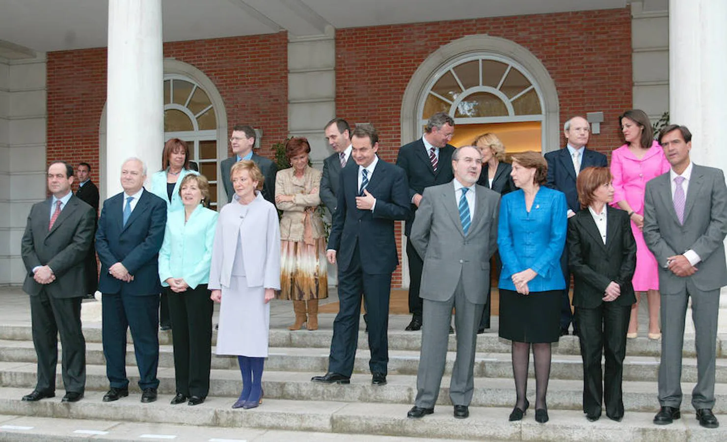 Primera foto de familia en Moncloa de Rodríguez Zapatero con sus ministros. 