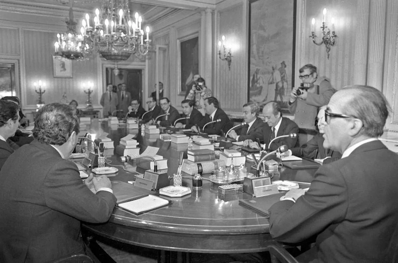 El 27 de febrero de 1981 tuvo lugar el primer Consejo de Ministros del Gobierno presidido por Leopoldo Calvo-Sotelo, como muestra la imagen. 
