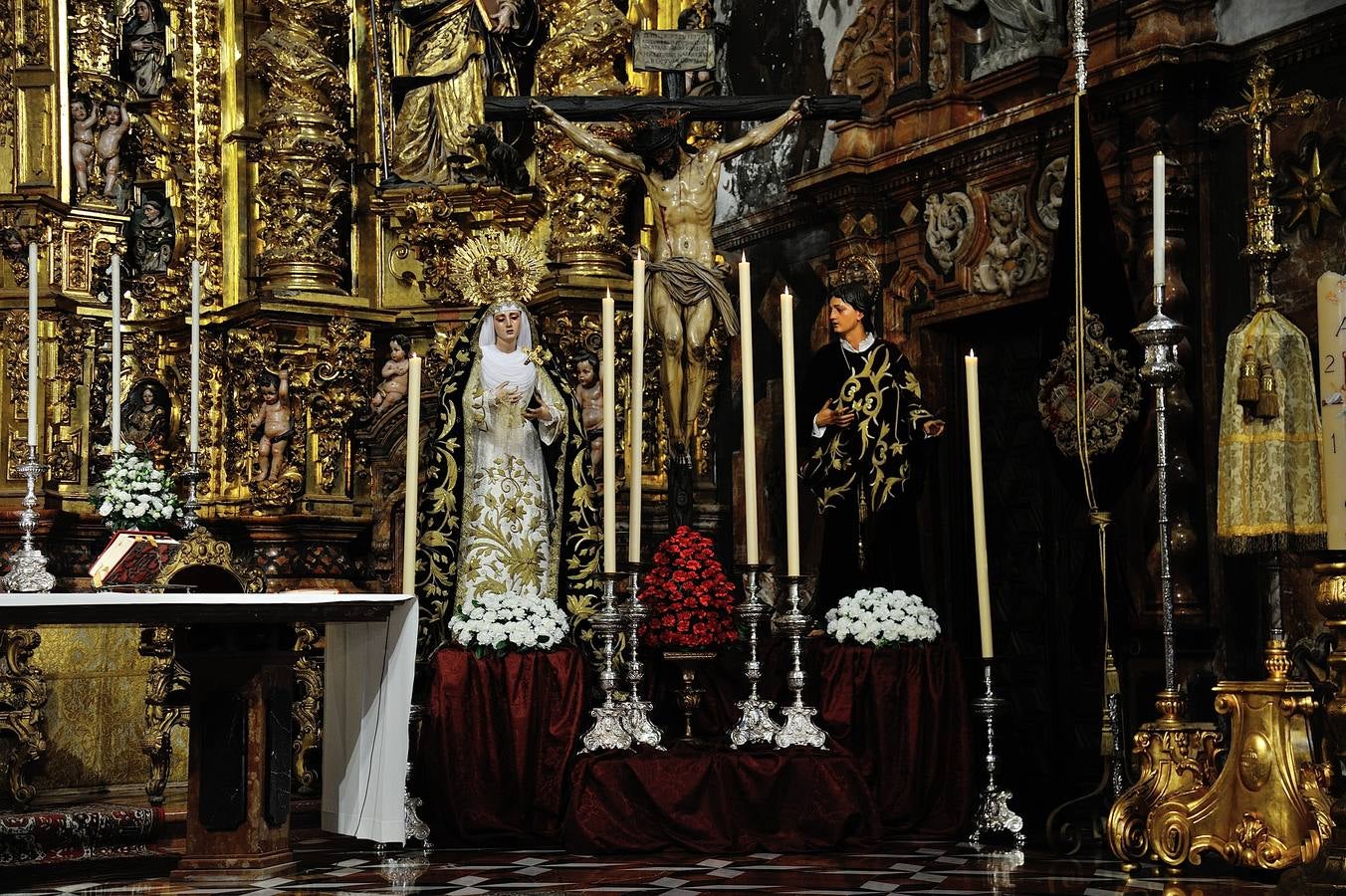 Los titulares del Calvario reciben culto en el altar mayor de la Magdalena