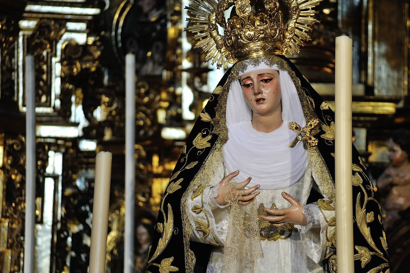 Los titulares del Calvario reciben culto en el altar mayor de la Magdalena