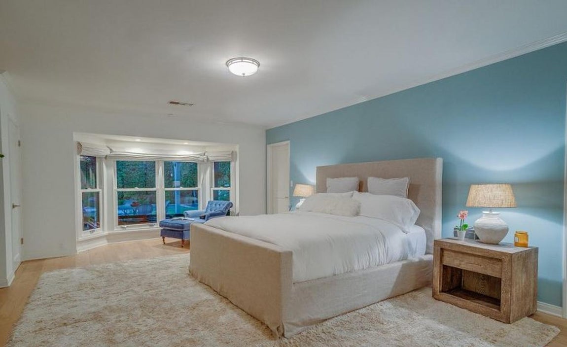 Dormitorio principal. Es espacioso y tiene un enorme ventanal con vistas al jardín, cuenta con amplios vestidores aptos para albergar el impecable armario de una estrella de Hollywood