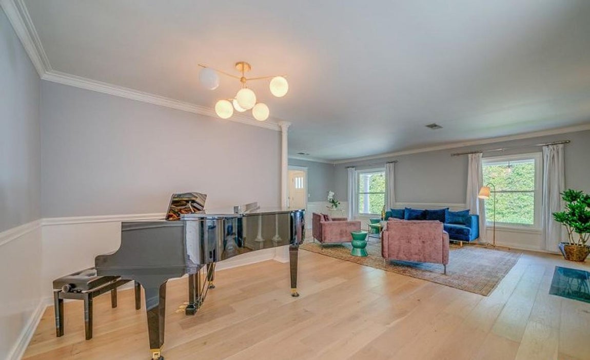 Diáfana. La casa, construida en 1951, fue totalmente reformada. Se eliminaron muchos tabiques y su nueva disposición muestra enormes estancias en las que es la propia decoración la que separa los espacios