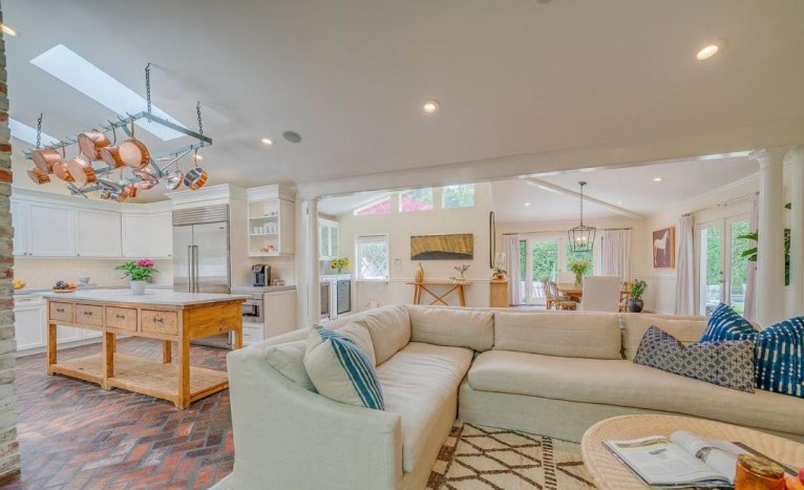 Arquitectura trabajada. Los techos son abovedados y, salvo en la cocina, los suelos son de madera, lo que le da un aspecto romántico a la casa. Otros detalles que acentúan esta característica son las puertas francesas y las dos chimeneas