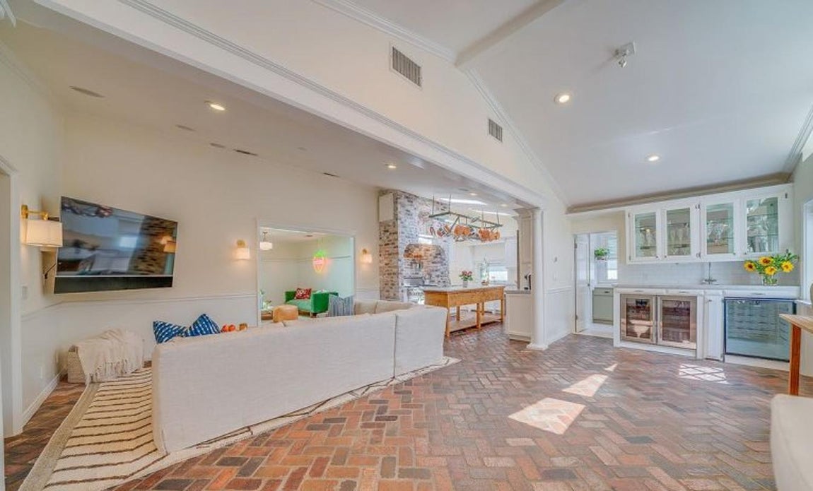 Sala de estar. La enorme vivienda tiene cuatro dormitorios, cuatro cuartos de baño, una biblioteca, dos grandes salones y una inmensa cocina con sala de estar