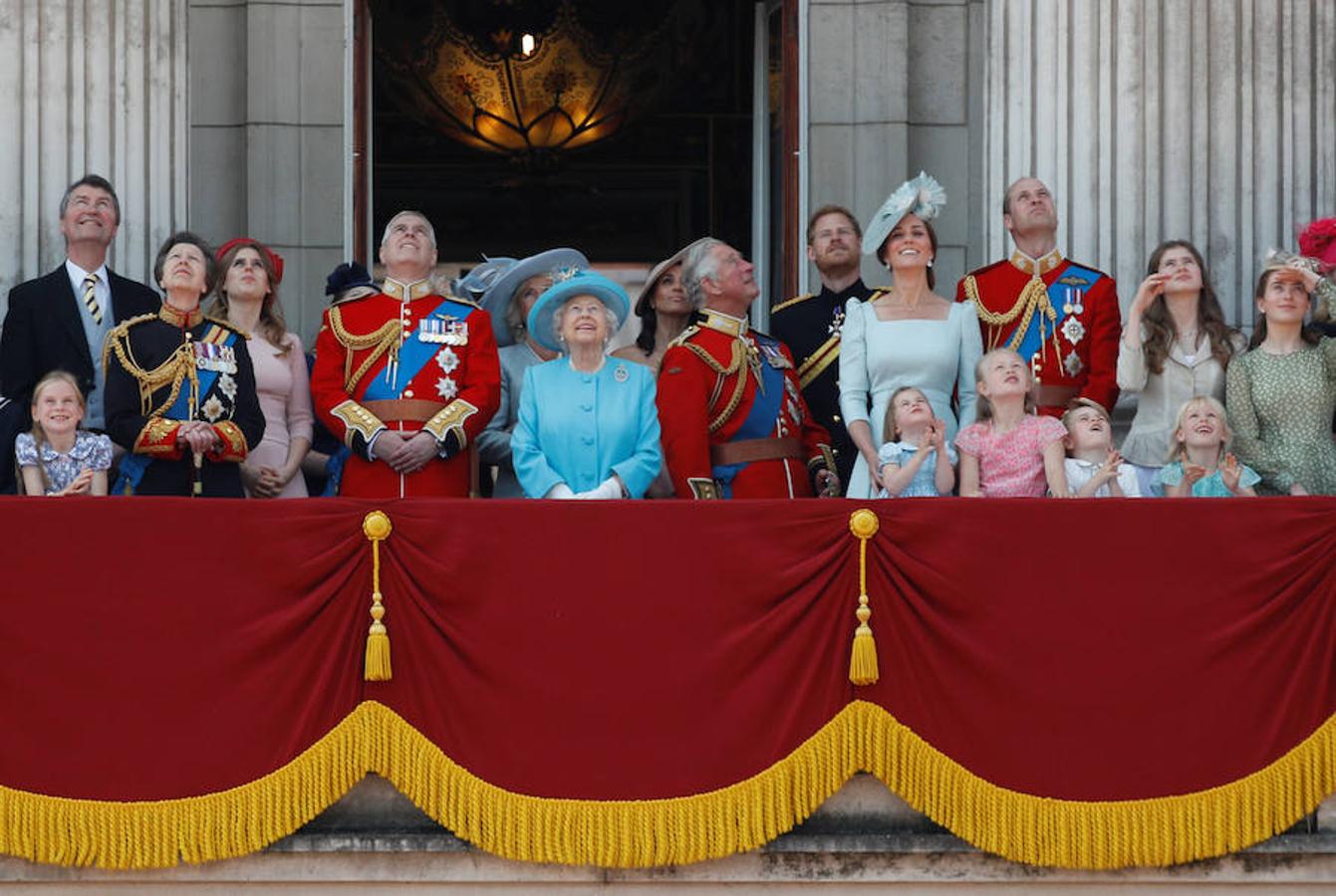 Miradas perdidas. Desde el balcón presidencial, todos los integrantes de la familia Windsor contempla las alturas para disfrutar de la exhibición