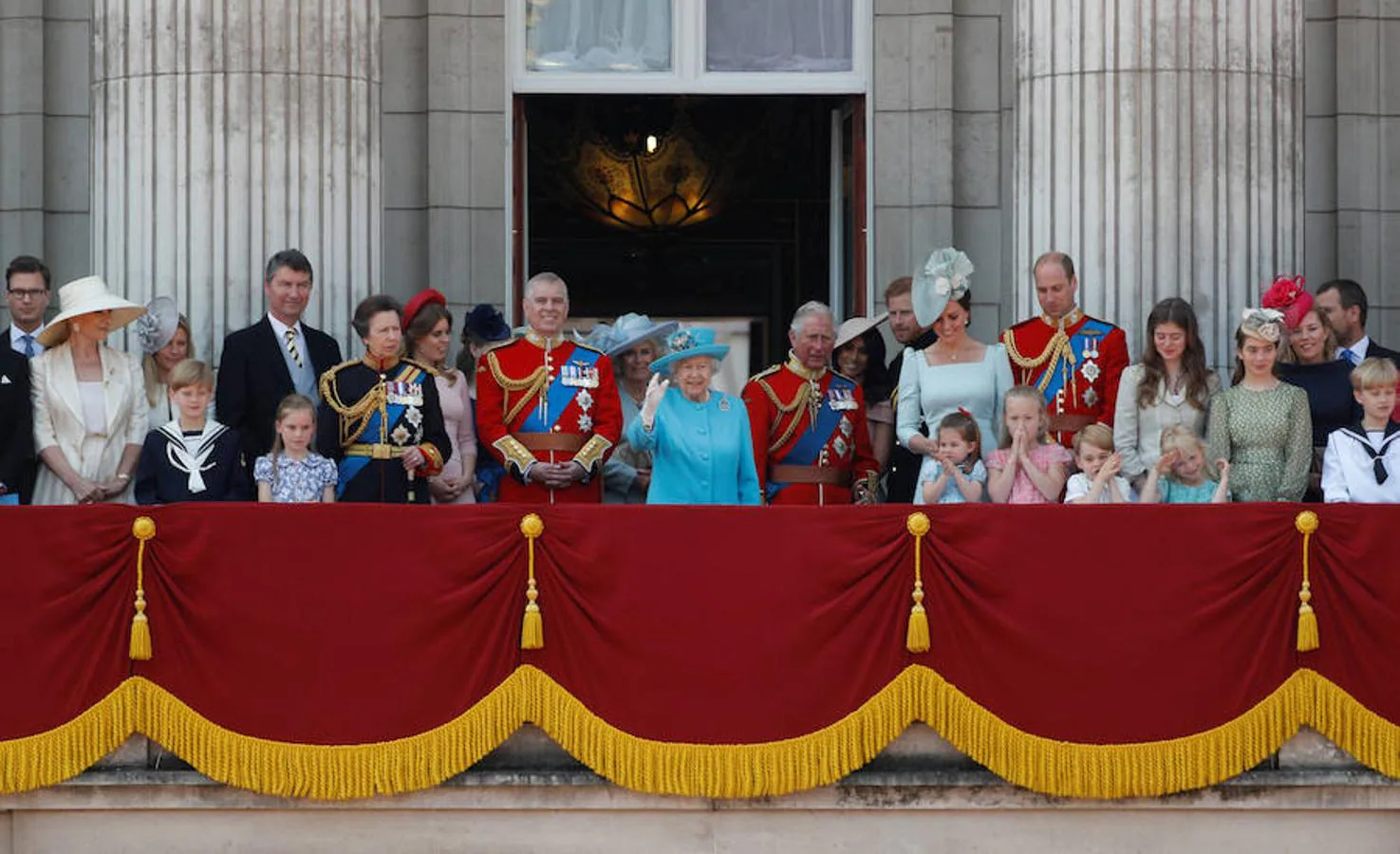Familia Real británica. Todos los miembros de la Casa Real han participado en el desfile militar. Tras el recorrido, han posado todos juntos desde el balcón del palacio de Buckingham
