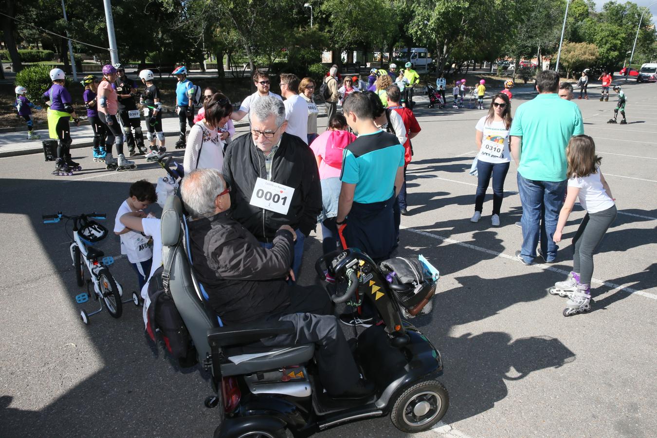 Felpeto se une en Toledo a la marcha y patinada popular a favor de Adelante y Adem