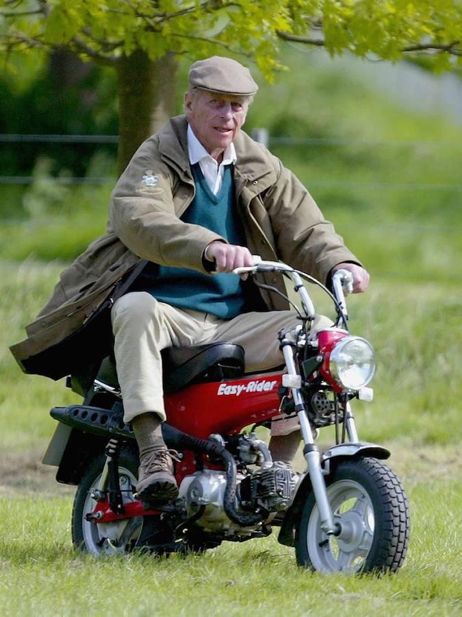 Felipe de Edimburgo, a todo gas. Amante del deporte y de las actividades al aire libre, el marido de Isabel II se dejó fotografiar paseando en moto  en 2005.durante el Royal Windsor Horse Show.