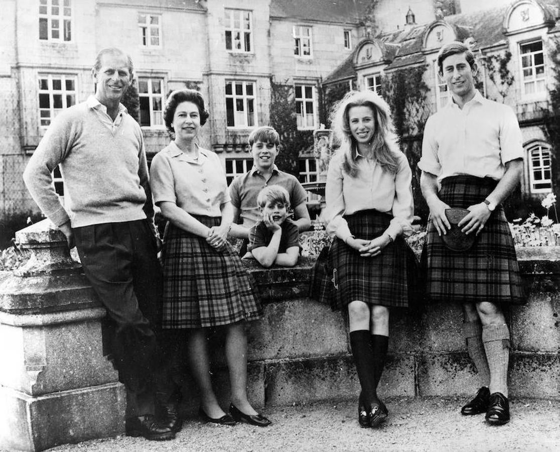 Retrato de familia. El Palacio de Balmoral es propiedad de la Reina Isabel II. Es en este palacio escocés suelen veranear los reyes de Inglaterra. En la instantánea podemos ver un retrato familiar en el que aparecen la Reina Isabel II con su marido el Duque de Edimburgo y sus hijos el Príncipe Carlos de Gales, la Princesa Ana de Reino Unido, el Príncipe Andrés de York y el Príncipe Eduardo de Wessex.