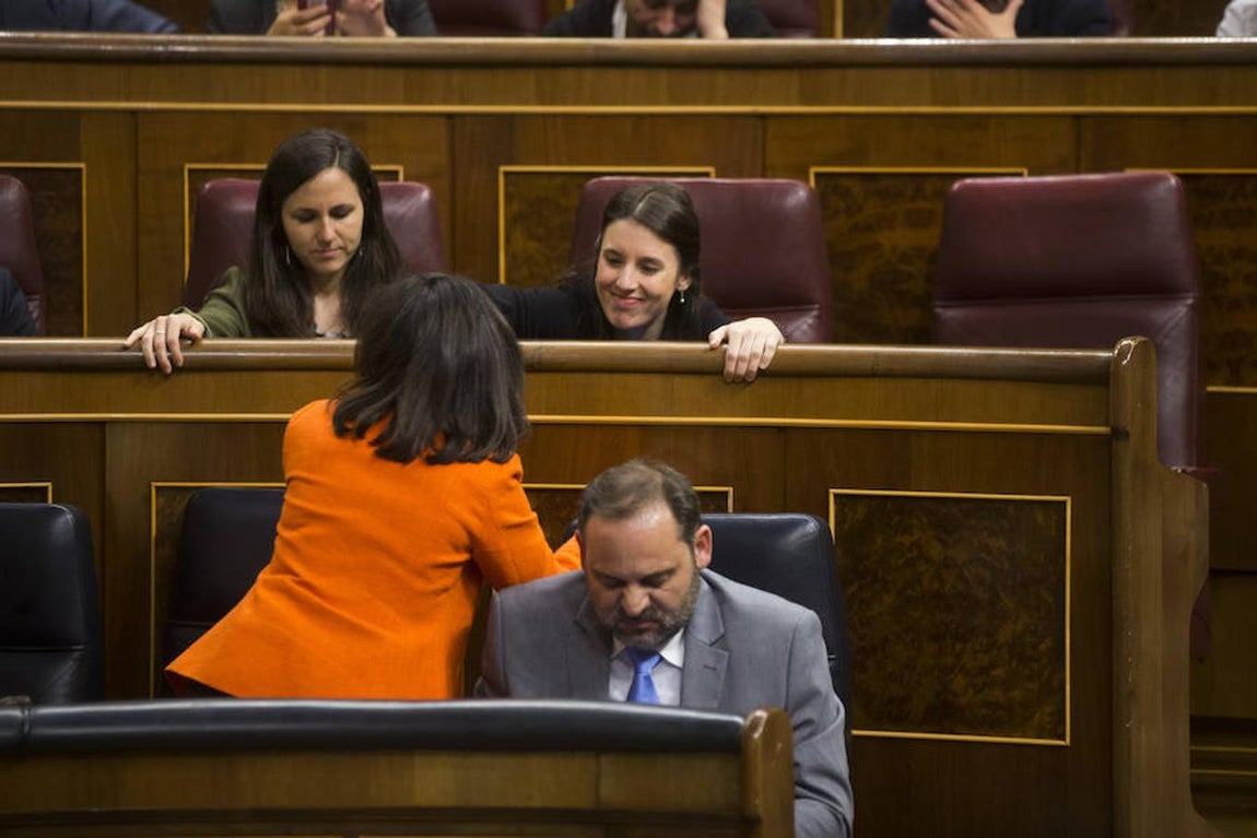 Margarita Robles saludando a la diputada de Podemos. 