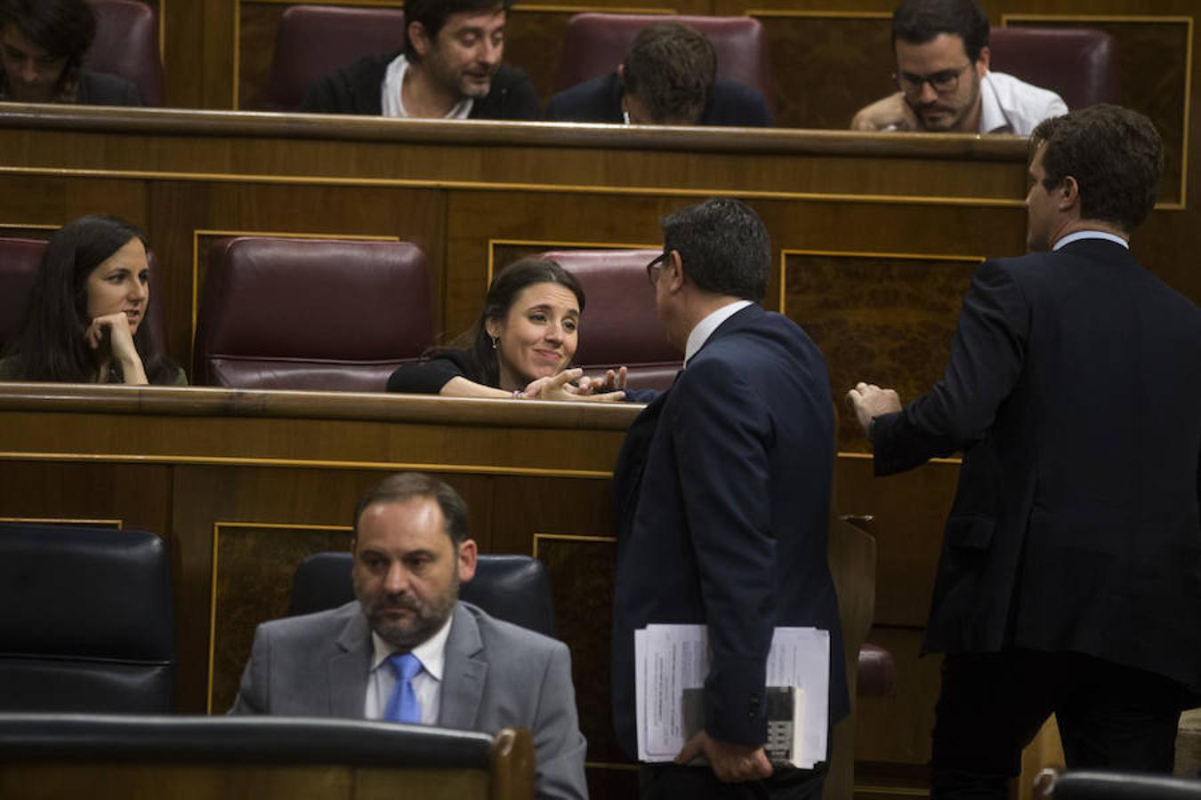 Aitor Esteban se acercó al escaño de Montero para hablar con ella. 