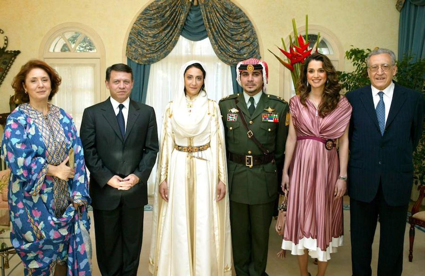 De boda. Esta foto de 2004 muestra al Príncipe Ali y su mujer, Rym Brahimi, posando con los Reyes de Jordania y su familia después de su boda en el palacio Beit al-Baraka en Amman