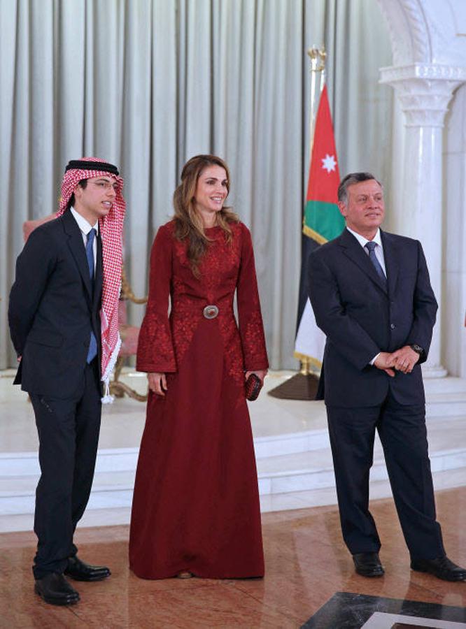 Día nacional. En 2013, los Reyes de Jordania y su hijo, el Príncipe heredero Hussein en la ceremonia del Día de la Independencia en Petra, Jordania