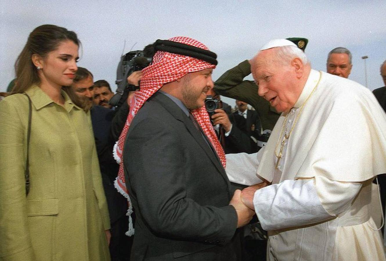 Religiones. En el año 2000, Abdalá ya convertido en Rey se reúne con el Papá Juan Pablo II. El religioso le insistió en que árabes e israelitas continuaran en su búsqueda por alcanzar la paz.