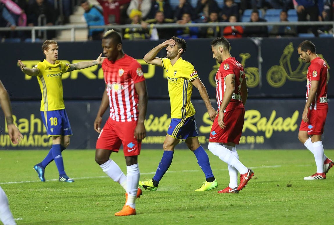 El ascenso directo se aleja, el Cádiz se atasca. 