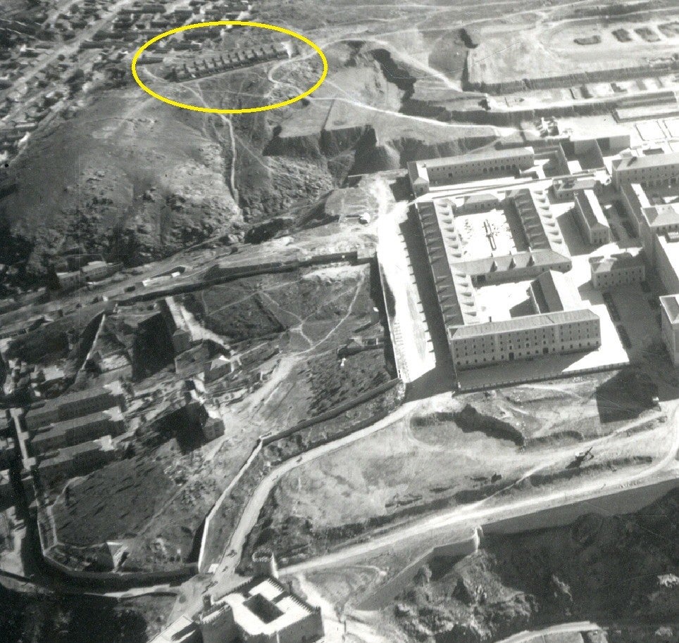 La antigua barriada de San Servando hacia 1955. Debajo el Hospital Provincial y la Academia de Infantería. FOTO Archivo Municipal de Toledo.. 