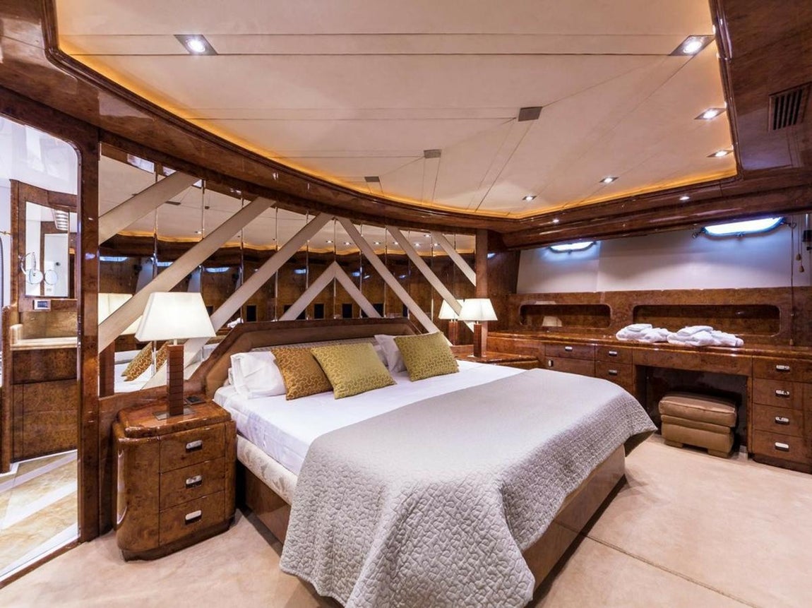 Mondomarine. Podrán alojare en sus instalaciones hasta 13 personas. Tiene amplias zonas comunes y un total de 6 camarotes, dos tres de ellos individuales, los otros 3, dobles