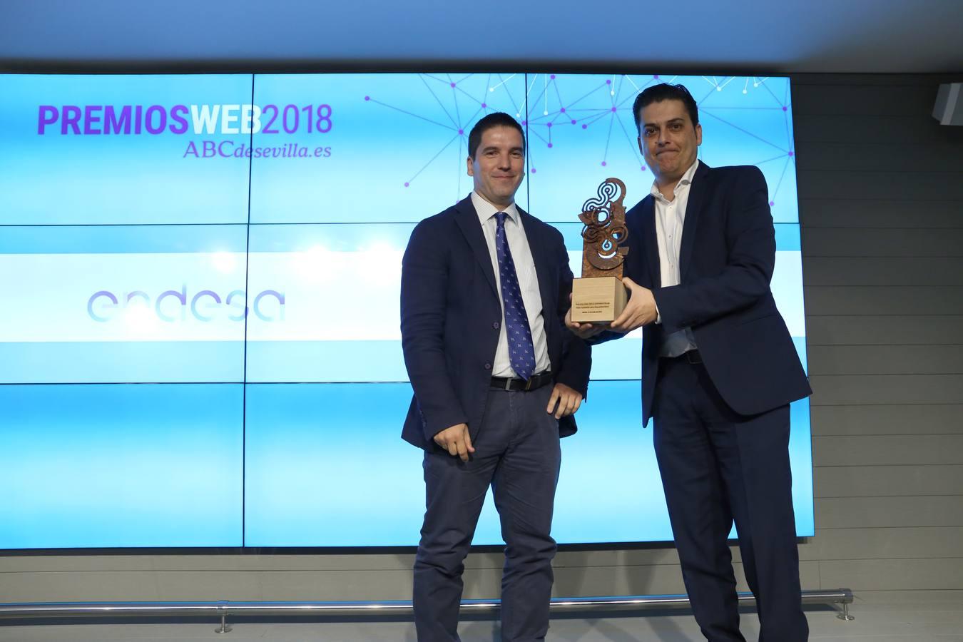 Javier Arias, jefe de Desarrollo Digital de ABC de Sevilla, entrega el Premio Mejor Aplicación para Dispositivos Móviles a Juan Pablo Morales, por «Ilusia»,