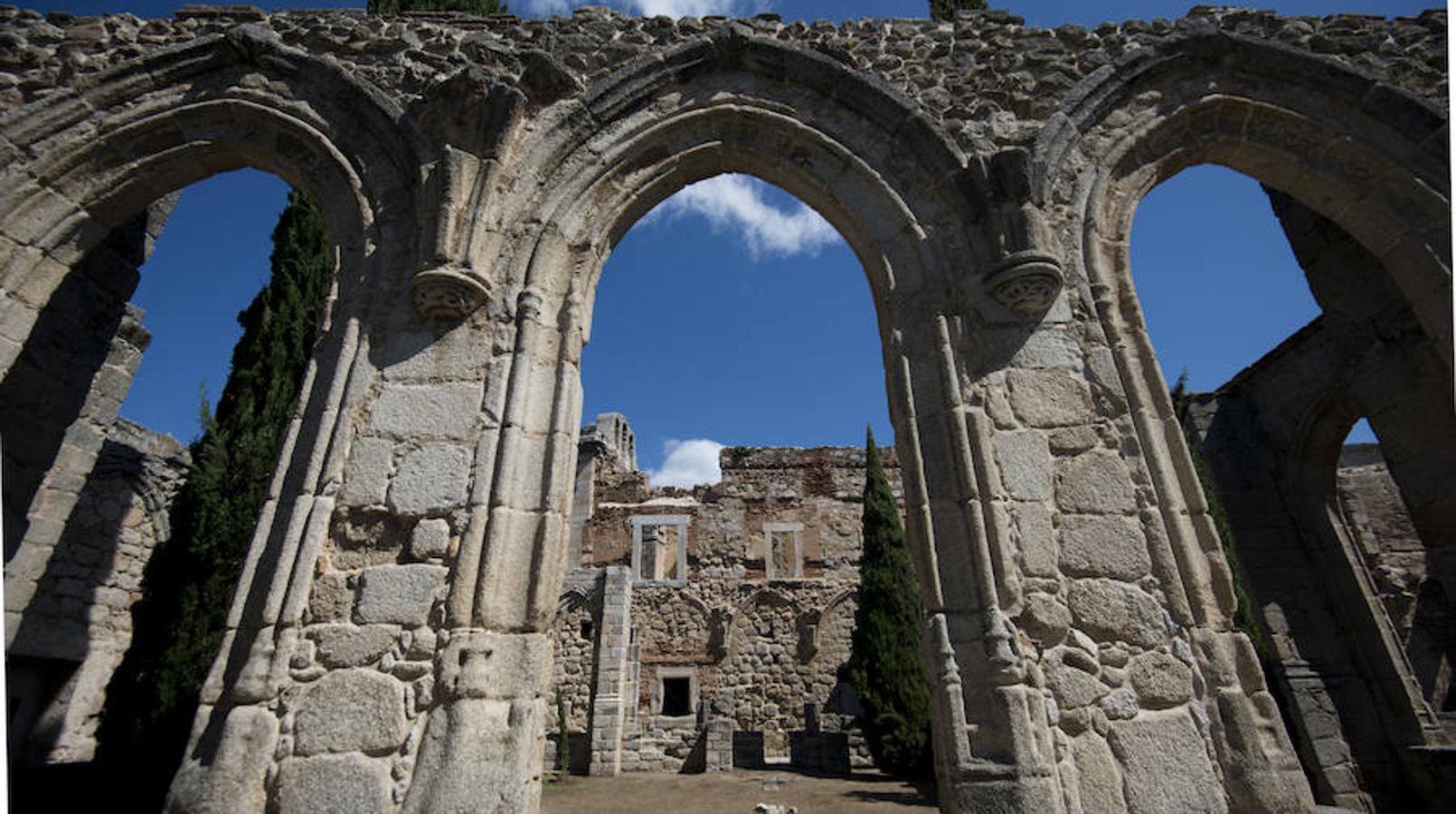 Tratamiento de «costura». Los arcos del claustro fueron tratados con un procedimiento de «costura» con fibra de vidrio