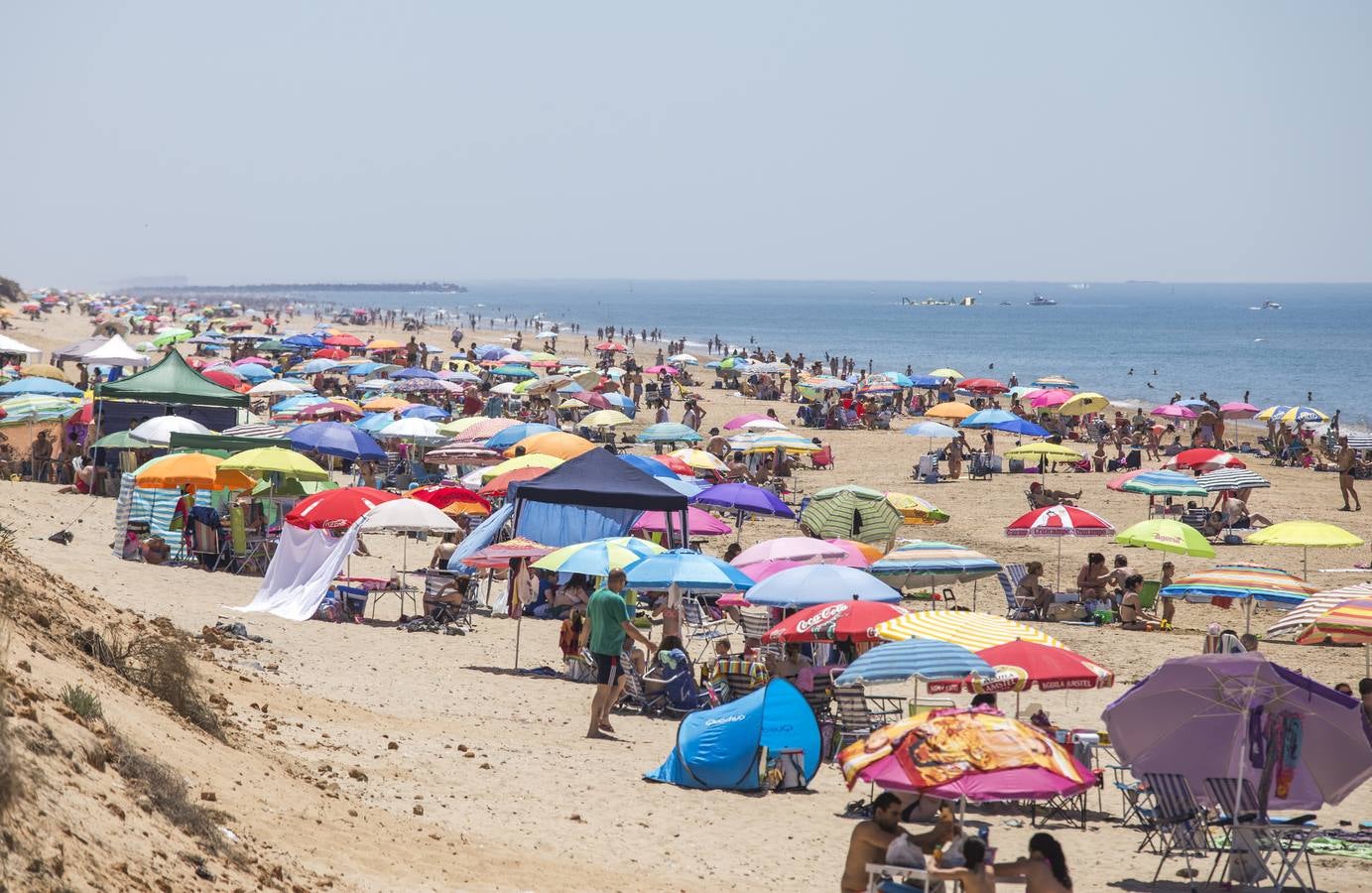 Las imágenes sobre la afluencia masiva a las costas de Huelva