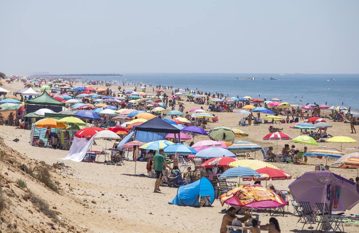 Las imágenes sobre la afluencia masiva a las costas de Huelva